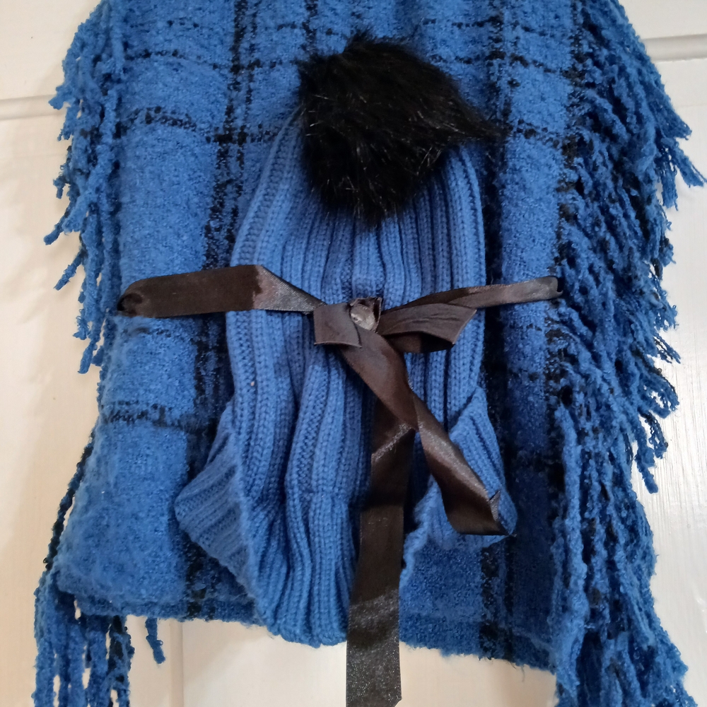 Source Unknown Blue and Black Knit Scarf and Hat Set